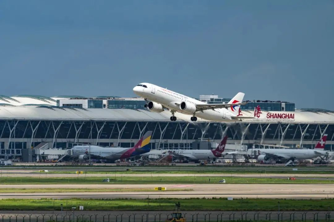 中國(guó)商飛向中國(guó)東航交付第二架C919飛機(jī)